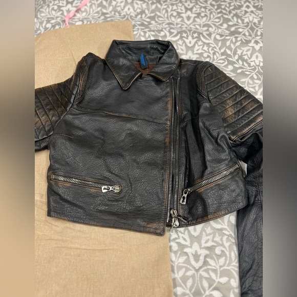 Benheart leather cropped jacket! Fits size medium the best! - Picture 2 of 4